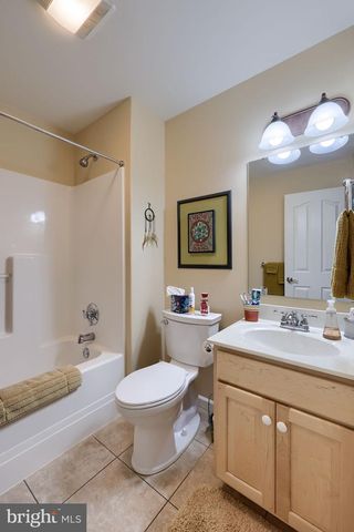 1042 CAMBRIDGE DR, Manheim, PA 17545