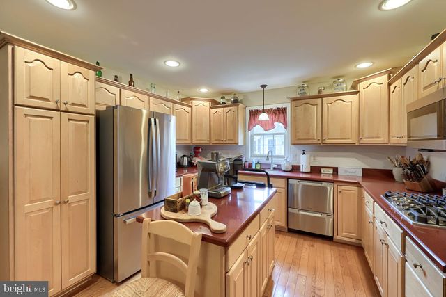 1042 CAMBRIDGE DR, Manheim, PA 17545