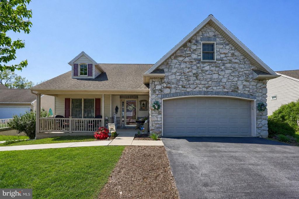 1042 CAMBRIDGE DR, Manheim, PA 17545