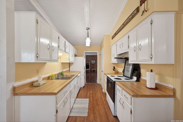 3706 Petry Dr, Kirby, TX 78219