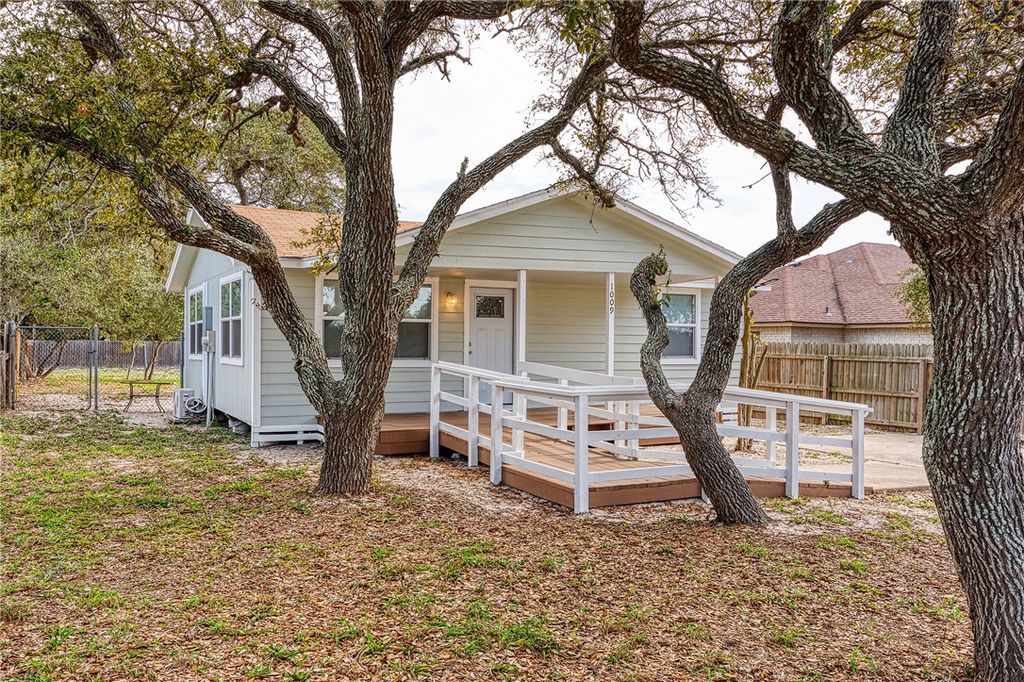 1009 Saunders St, Aransas Pass, TX 78336