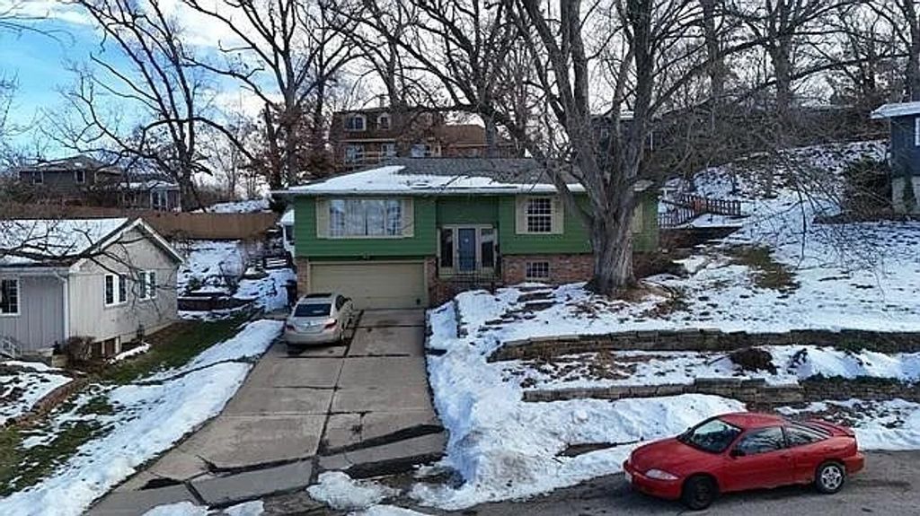 3538 Elmwood Ct NE, Cedar Rapids, IA 52402