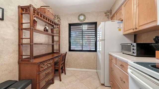 5183 LAKE VILLAGE DRIVE 6, Sarasota, FL 34235