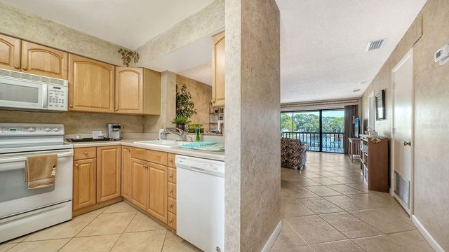 5183 LAKE VILLAGE DRIVE 6, Sarasota, FL 34235
