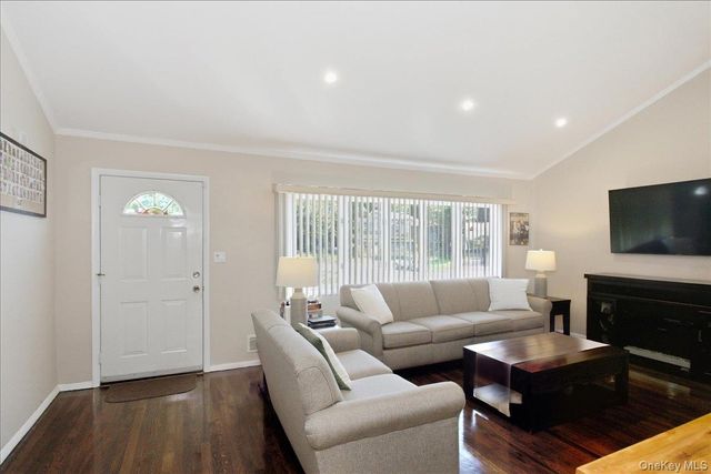 840 Carolyn Court, Seaford, NY 11783