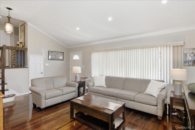 840 Carolyn Court, Seaford, NY 11783