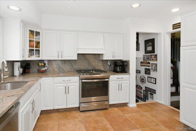 840 Carolyn Court, Seaford, NY 11783