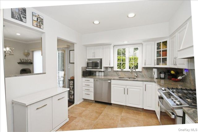 840 Carolyn Court, Seaford, NY 11783