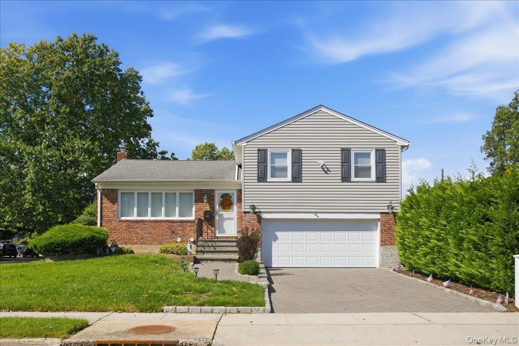 840 Carolyn Court, Seaford, NY 11783