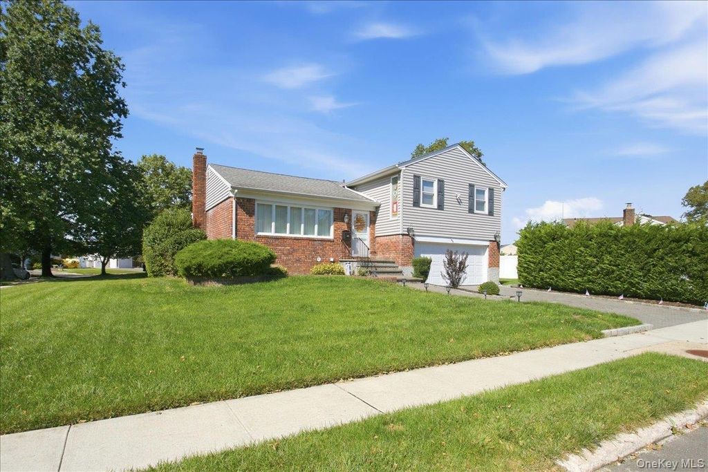 840 Carolyn Court, Seaford, NY 11783 — photo 2
