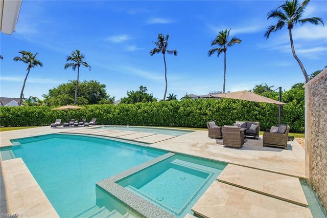 692 Banyan BLVD, Naples, FL 34102