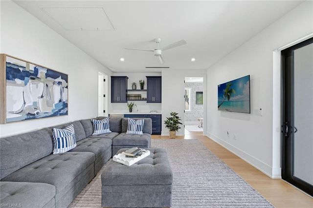 692 Banyan BLVD, Naples, FL 34102