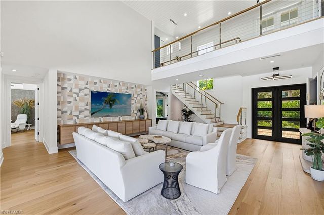 692 Banyan BLVD, Naples, FL 34102