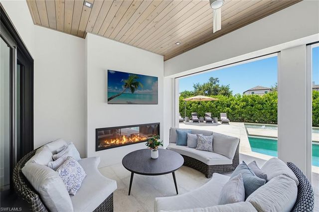 692 Banyan BLVD, Naples, FL 34102