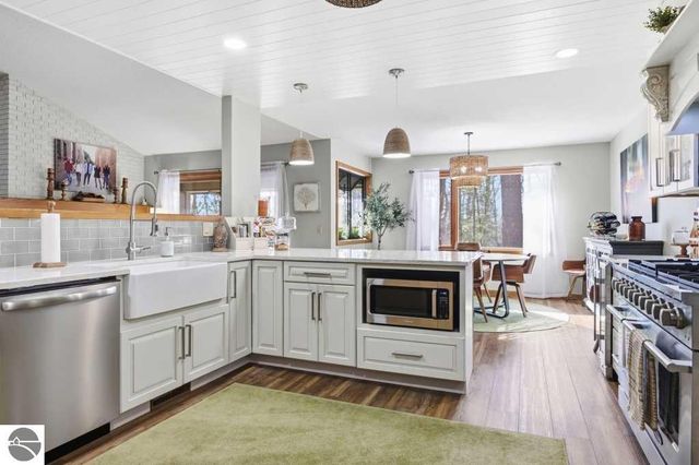 6273 Summit Court, Traverse City, MI 49686