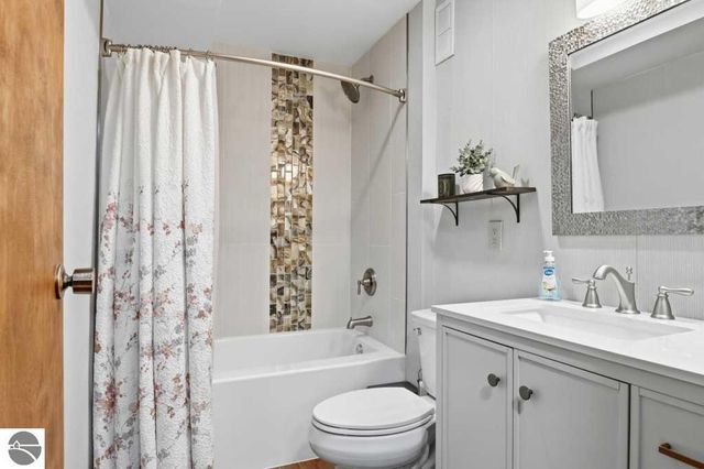 6273 Summit Court, Traverse City, MI 49686