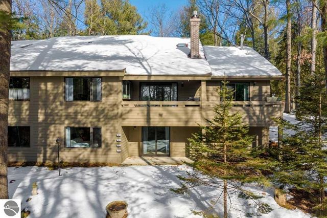 6273 Summit Court, Traverse City, MI 49686