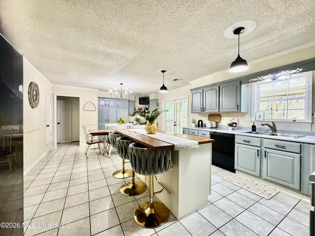 8201 Canterbury Drive, Southaven, MS 38671