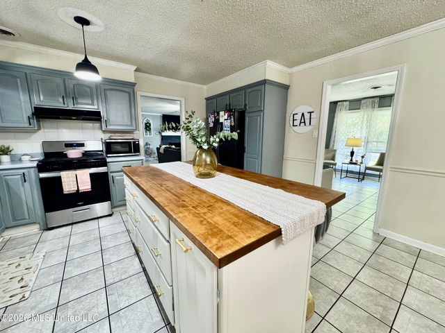 8201 Canterbury Drive, Southaven, MS 38671