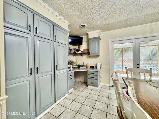 8201 Canterbury Drive, Southaven, MS 38671