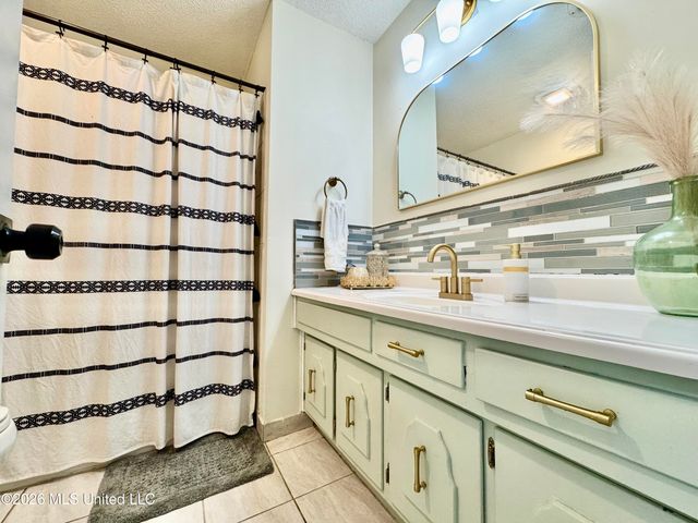 8201 Canterbury Drive, Southaven, MS 38671