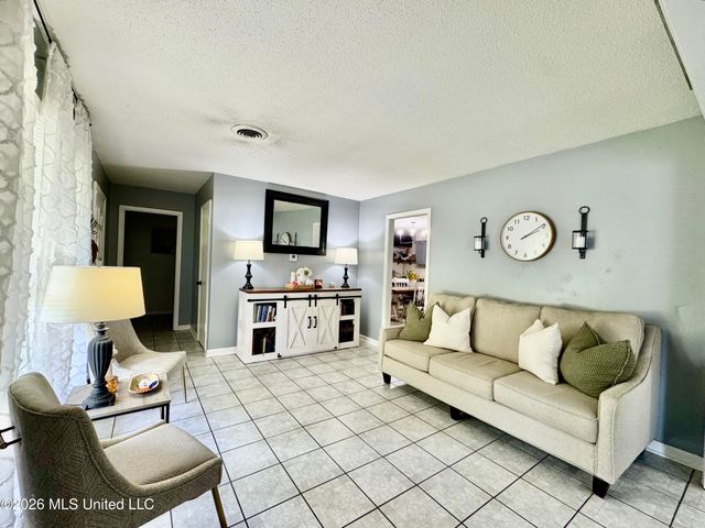 8201 Canterbury Drive, Southaven, MS 38671