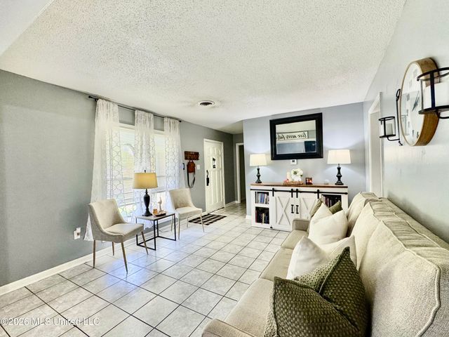 8201 Canterbury Drive, Southaven, MS 38671