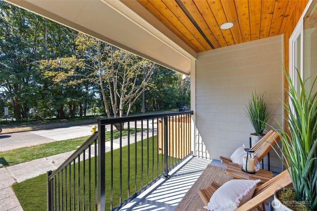 8226 Meridian Avenue N, Seattle, WA 98103