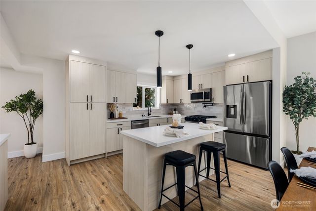 8226 Meridian Avenue N, Seattle, WA 98103