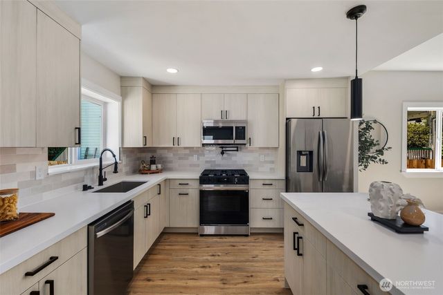 8226 Meridian Avenue N, Seattle, WA 98103