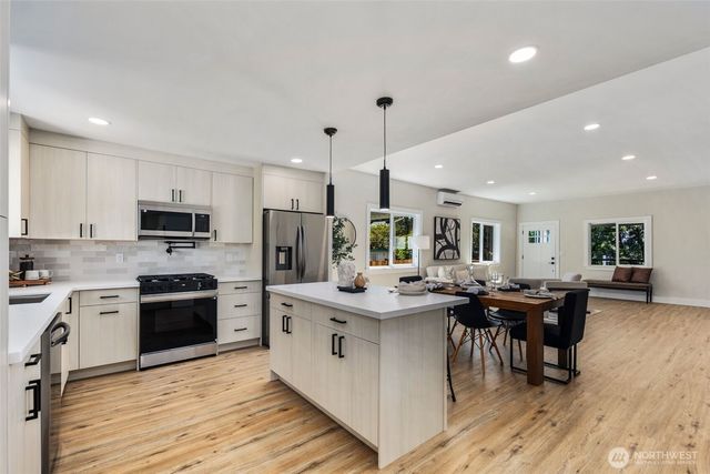 8226 Meridian Avenue N, Seattle, WA 98103