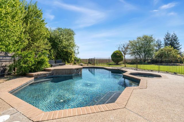 27033 E El Macero Dr, El Macero, CA 95618