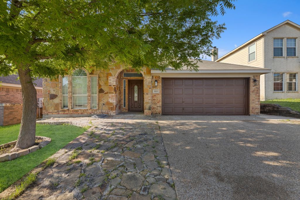9909 Peregrine Trail, Fort Worth, TX 76108