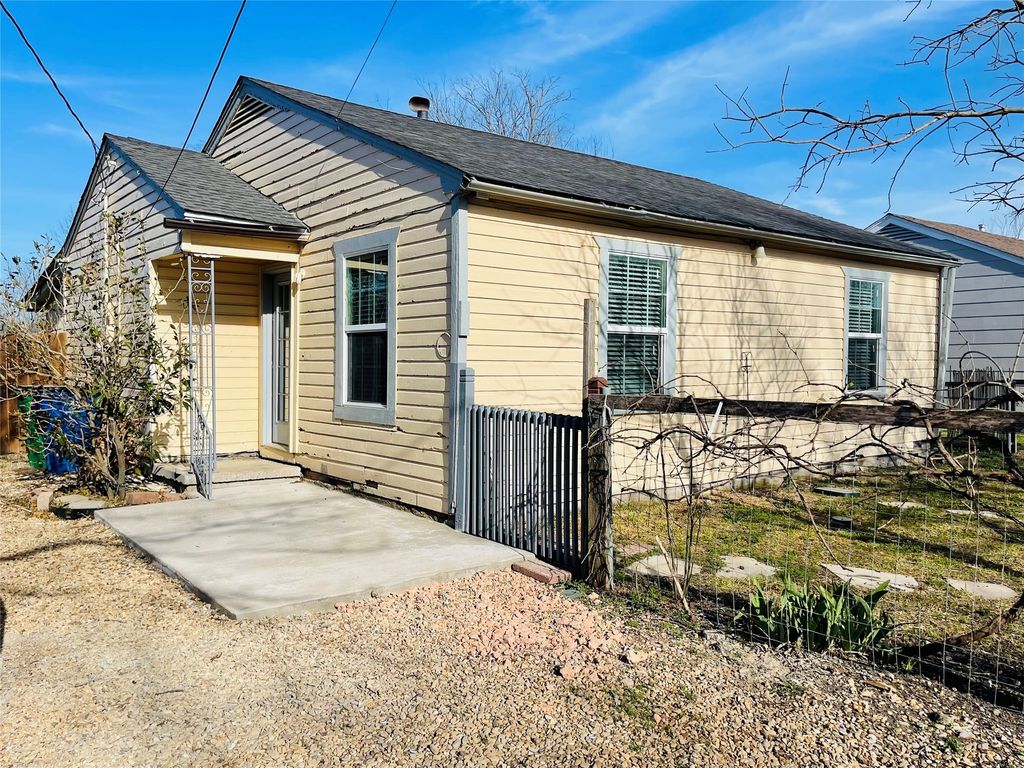 203 Ennis Street, Waxahachie, TX 75165