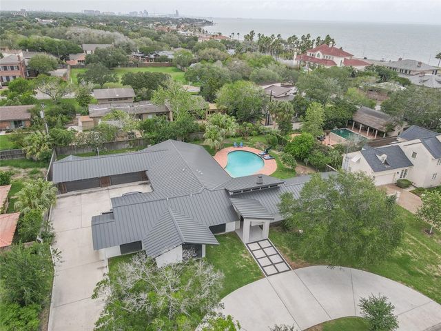 210 Bayside Dr, Corpus Christi, TX 78411