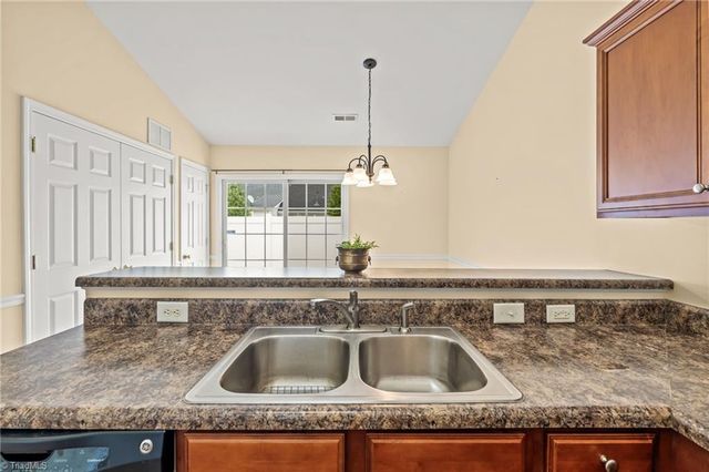 3925 Parkview Court, Winston-salem, NC 27127
