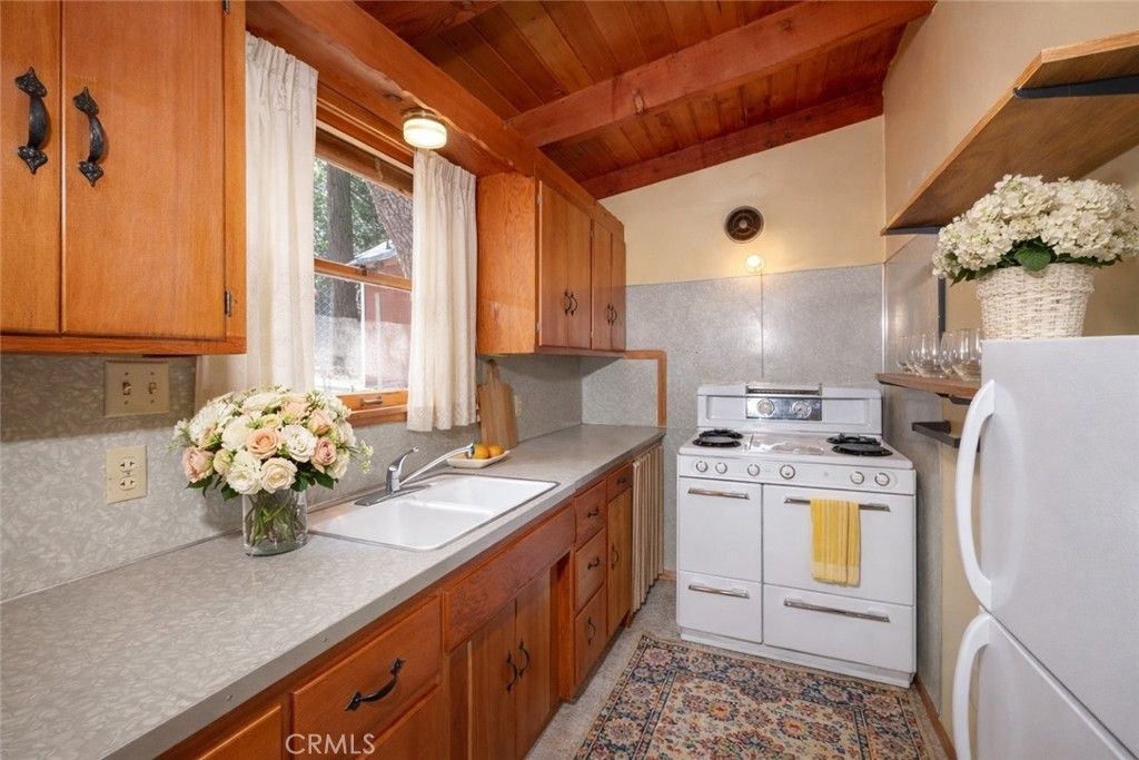 Image 12 of property listing at 23915 Wildwood, Crestline, CA 92325