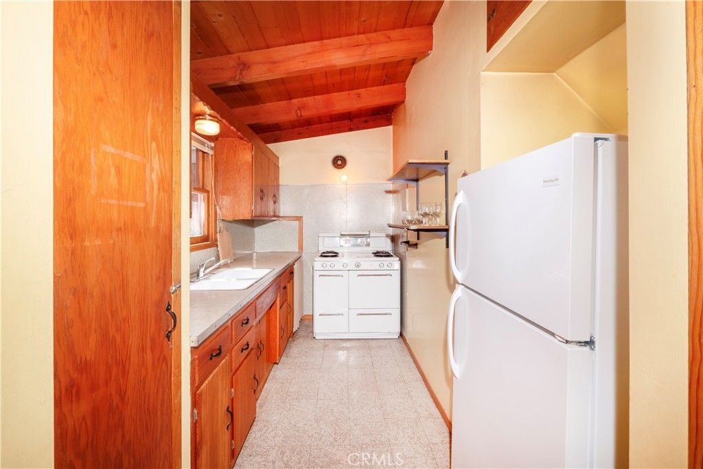 Image 19 of property listing at 23915 Wildwood, Crestline, CA 92325