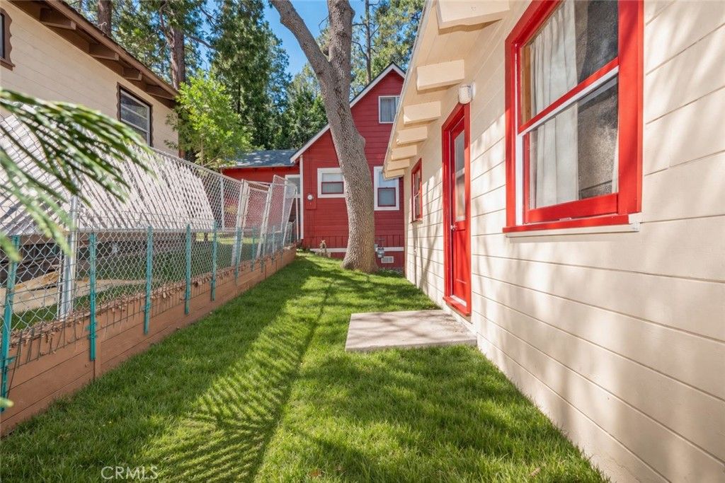 Image 4 of property listing at 23915 Wildwood, Crestline, CA 92325