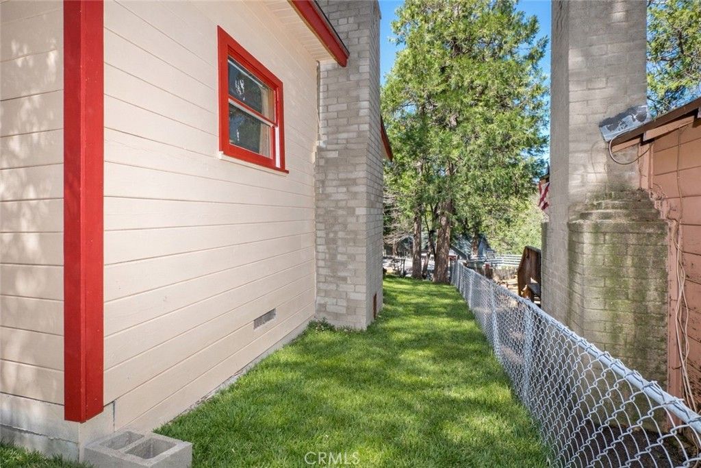 Image 5 of property listing at 23915 Wildwood, Crestline, CA 92325