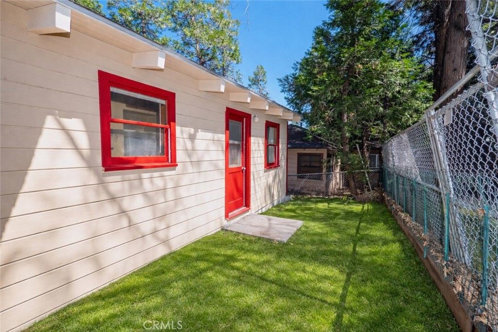 Image 7 of property listing at 23915 Wildwood, Crestline, CA 92325