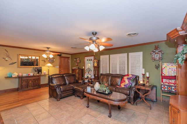 105 S Pratt Street, Claude, TX 79019