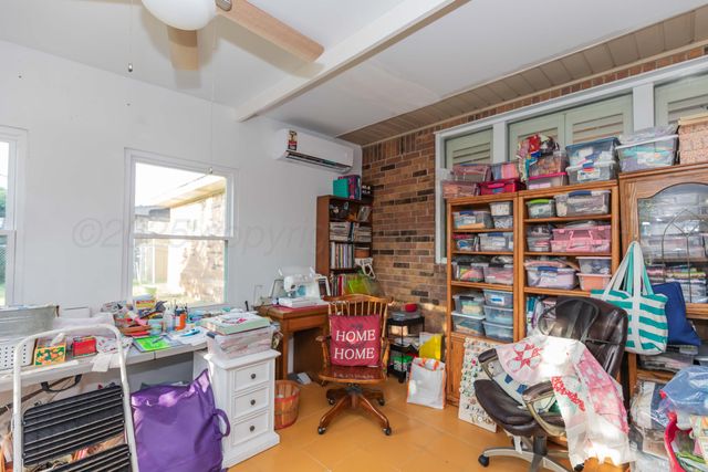 105 S Pratt Street, Claude, TX 79019