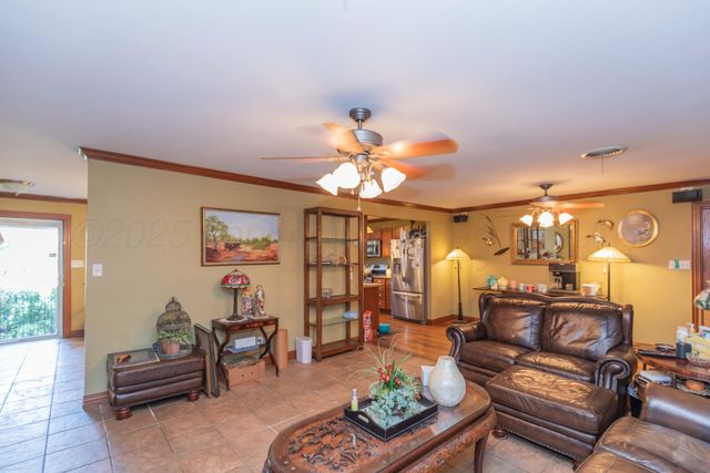 105 S Pratt Street, Claude, TX 79019