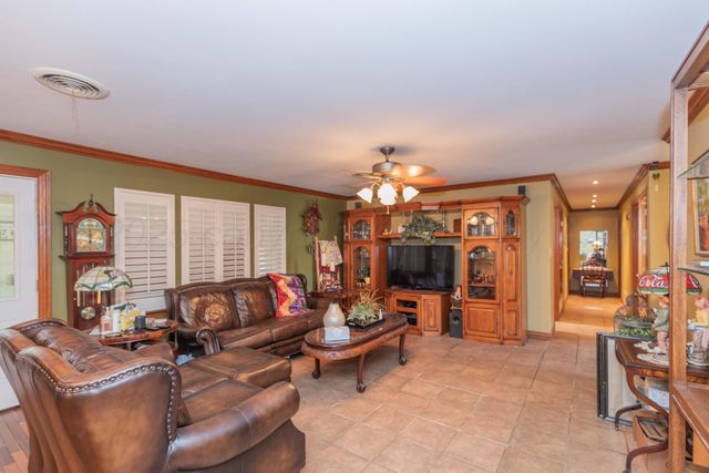 105 S Pratt Street, Claude, TX 79019