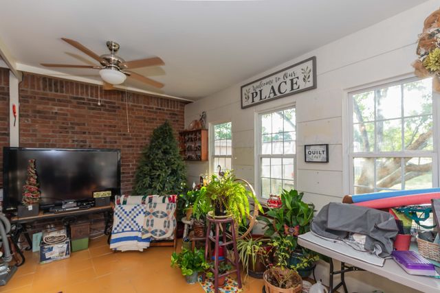 105 S Pratt Street, Claude, TX 79019