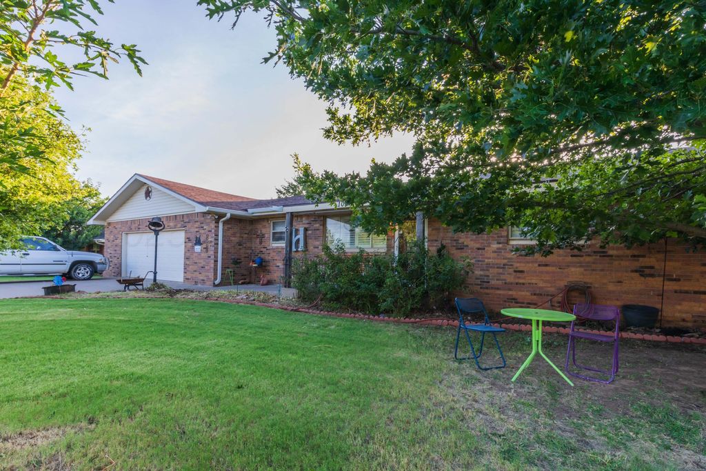 105 S Pratt Street, Claude, TX 79019