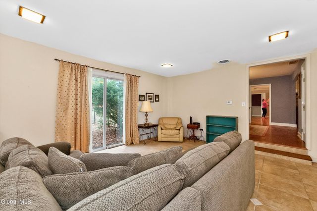 7 N Maple Lane, Colonie, NY 12211