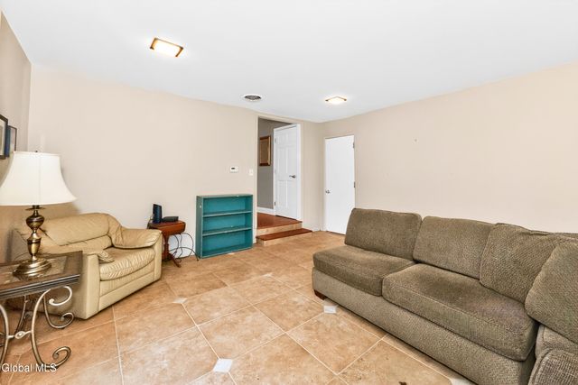 7 N Maple Lane, Colonie, NY 12211