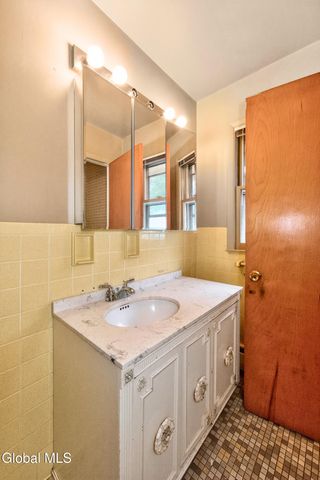 7 N Maple Lane, Colonie, NY 12211